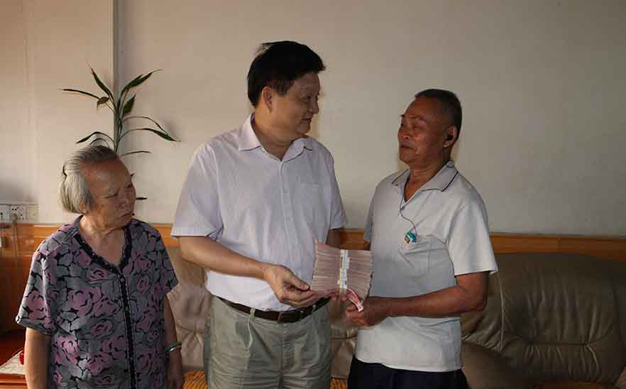 13年，董事長(zhǎng)陳橋頓先生慰問并支持10萬元給軍烈屬?gòu)堖\(yùn)興家建房