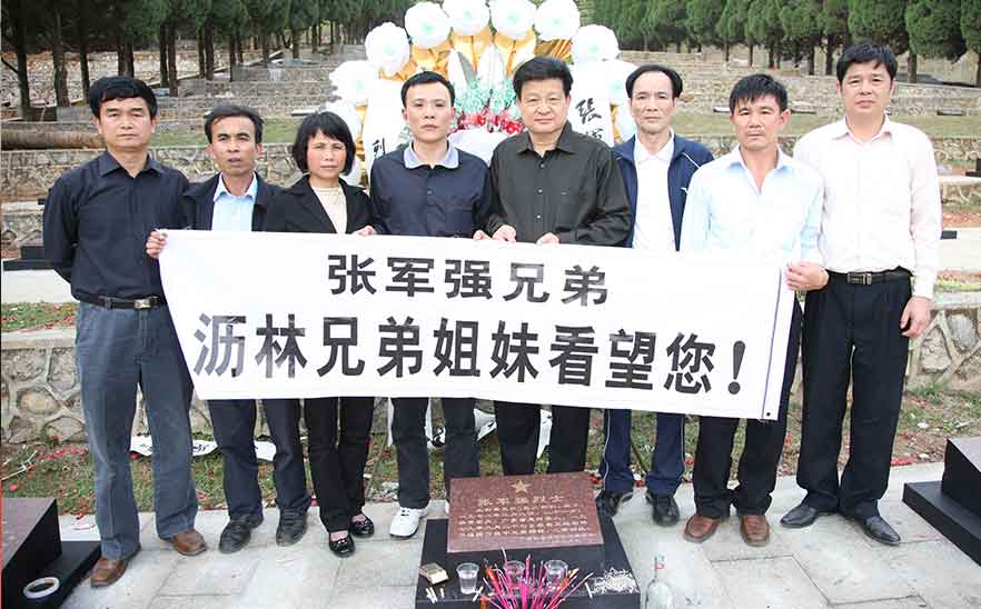 10年清明節(jié)，陳橋頓在瀝林組織曾參加對(duì)越自衛(wèi)反擊戰(zhàn)的退伍老兵、烈士家屬到廣西靖西烈士陵園掃墓