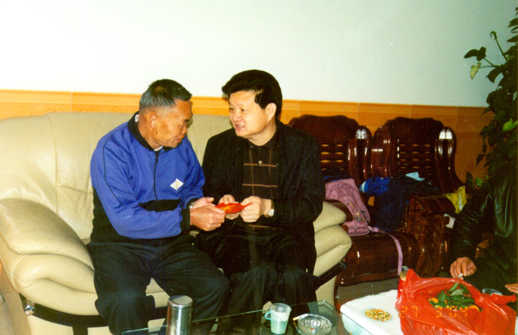 2004年全國(guó)愛國(guó)擁軍模范、廣東省橋勝集團(tuán)董事長(zhǎng)陳橋頓慰問各軍烈屬