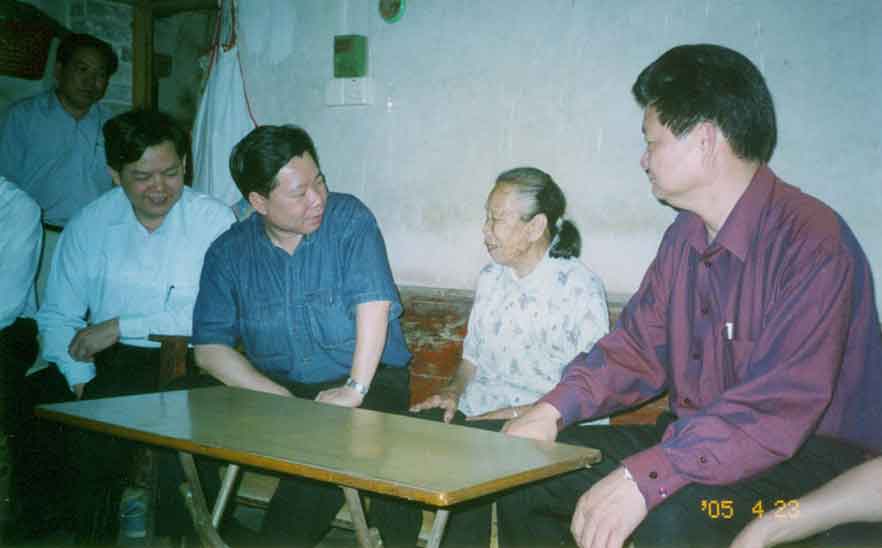 2005年橋勝集團(tuán)董事長(zhǎng)陳橋頓先生看望烈屬?gòu)埿骆? onerror=