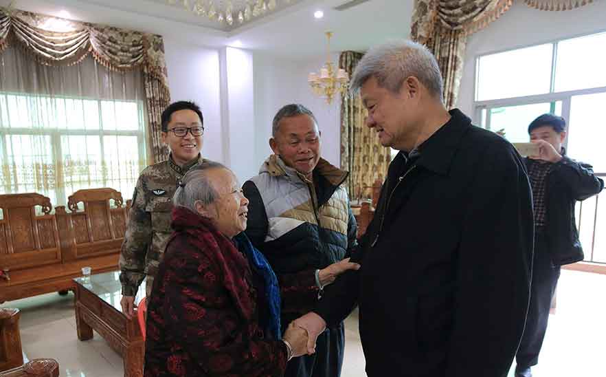 17年1月與部隊(duì)領(lǐng)導(dǎo)一同慰問軍烈屬