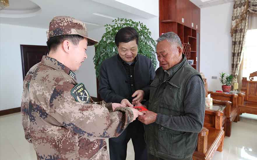 15年，陳橋頓先生與部隊(duì)同去看望軍烈屬?gòu)堖\(yùn)興