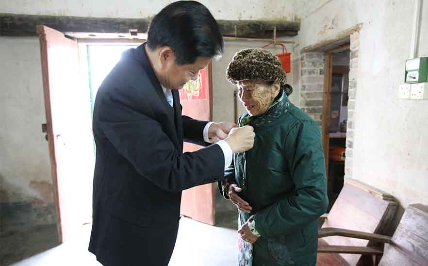 12年董事長(zhǎng)陳橋頓先生買上新衣服看望軍烈屬
