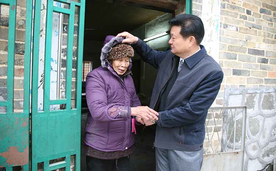 陳橋頓先生每年給烈軍屬送去慰問品及慰問金——2008年