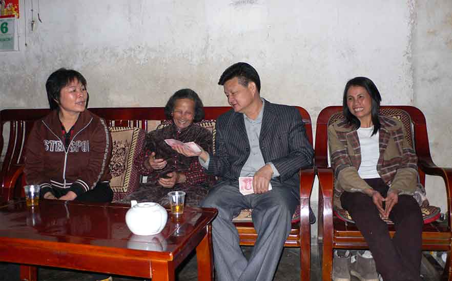 2007年橋勝集團(tuán)董事長(zhǎng)陳橋頓先生為烈屬?gòu)埿骆?、張巖好送慰問金