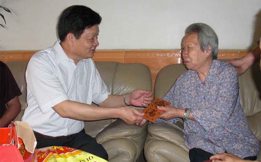董事長(zhǎng)陳橋頓親自給軍烈屬送慰問金——2009年