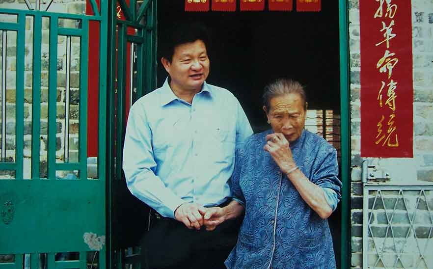 愛灑人間——2006年橋勝集團(tuán)董事長(zhǎng)陳橋頓先生看望烈屬?gòu)埿骆?、張巖好
